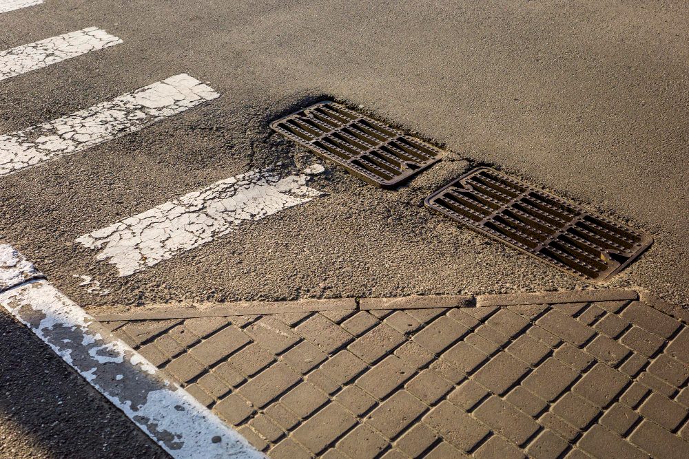 Drain grate set into block paving